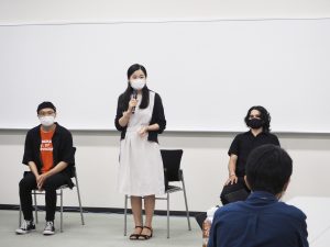 高校生のインタビューに答える留学生３名