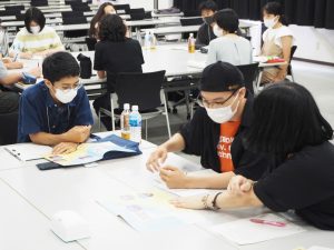 高校生にアドバイスを行う留学生(右から2人目）
