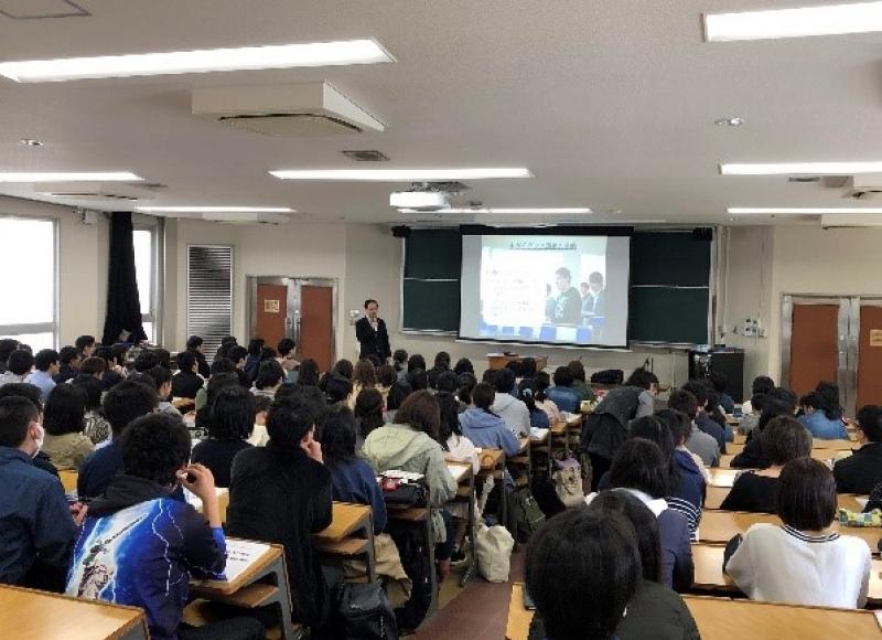 青尾副理事の講義を熱心に聞く学生（文学部の新入生）